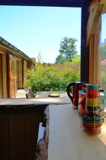 Natural lodge cuisine extérieure vue sur terrasse et coin petit déjeuner