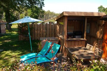 Natural lodge terrasse bains de soleil et cuisine extérieure