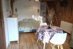 Natural lodge intérieur chambre et pièce de vie